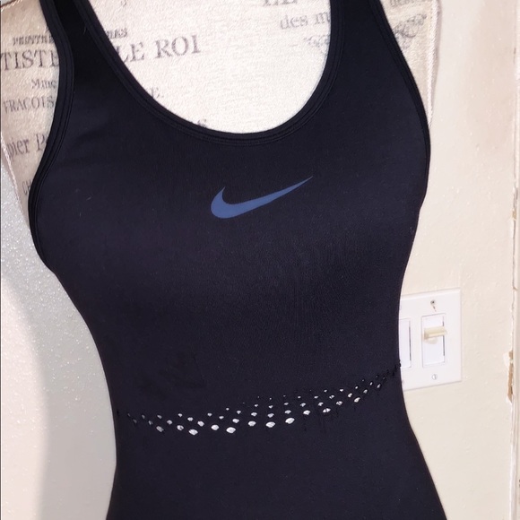 Size Med Nike dryfit tank - Picture 1 of 3